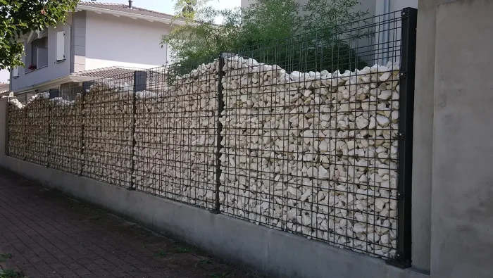 recinzione in sassi villa privata