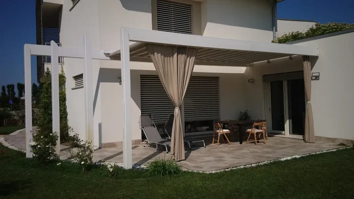 villa privata con patio e tetti verdi
