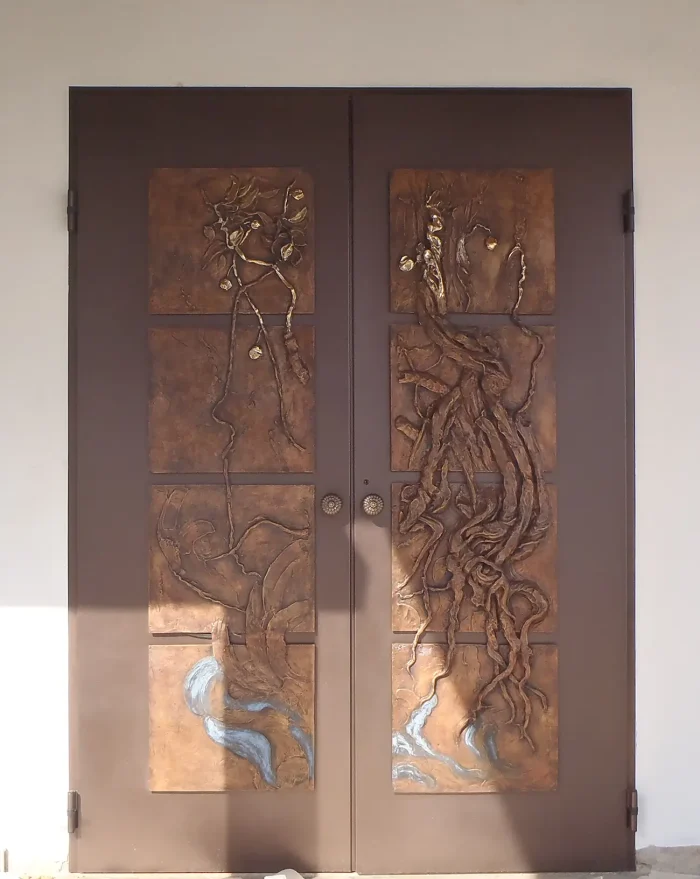 Portale di ingresso con scultura in bronzo per cappella privata
