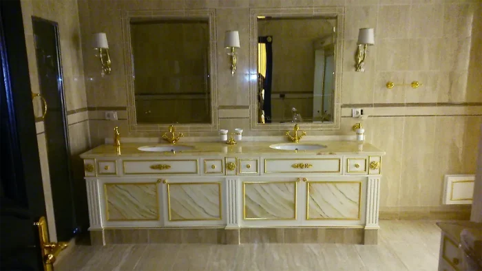 bagno privato in stile con finiture di pregio