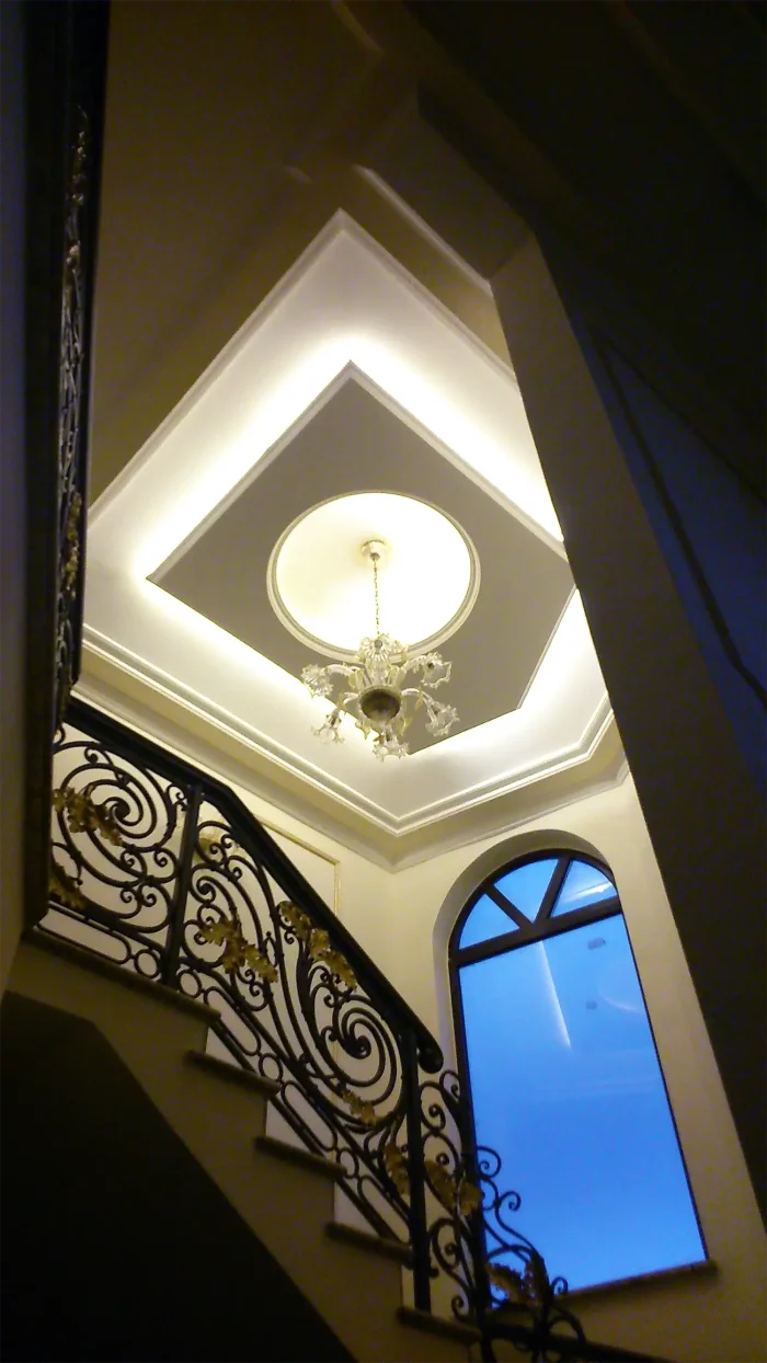 controsoffitto con lampadario in stile e luci indirette