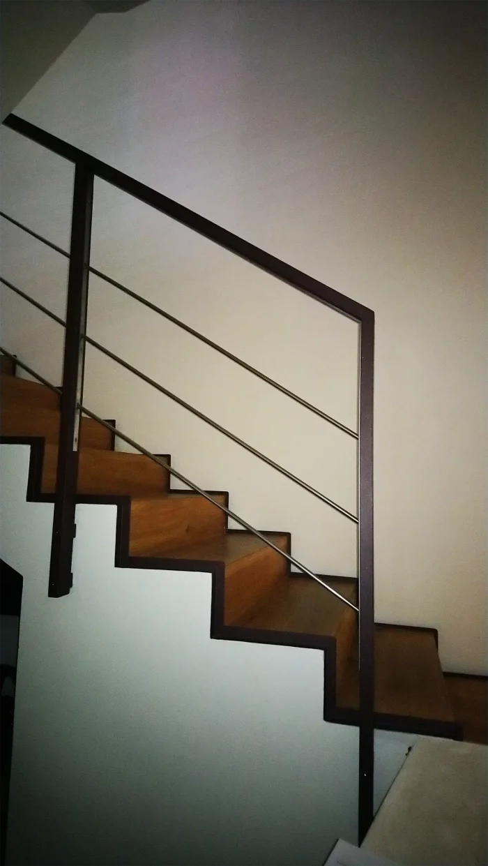 scala con rivestimento in legno e ringhiera in acciaio corten