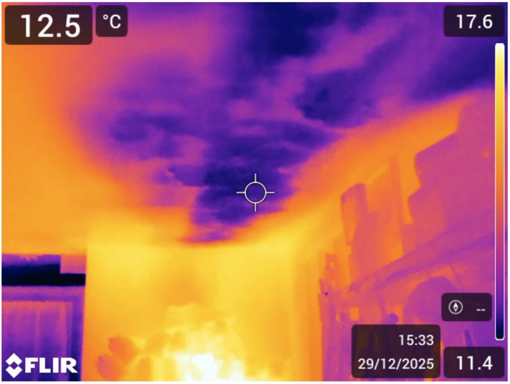 Infiltrazione d’acqua in un solaio dovuta a perdita tubi di scarico